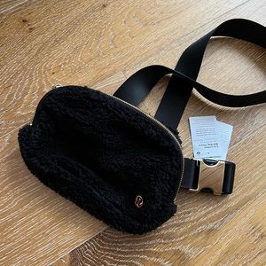 Fleece Lululemon everywhere belt bag black
